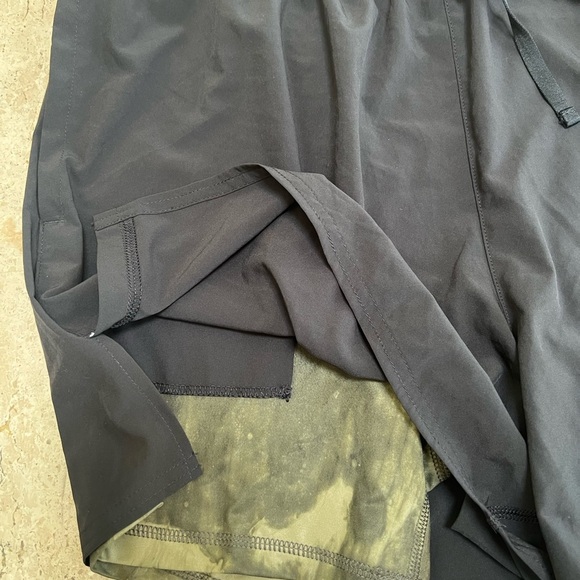 DSG Men’s XL 5” 2 in 1 Stride Run Shorts Black with Camo Base Layer - Picture 3 of 6